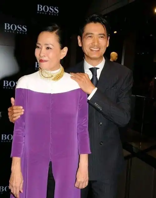 周润发携妻陈荟莲亮相,一身黑打扮甘做绿叶,妻子红黑配时尚减龄