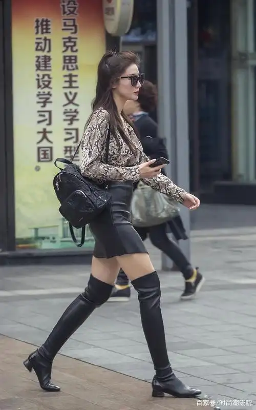 时尚姑娘穿黑色长靴,演绎出优雅娇美的活力,楚楚动人