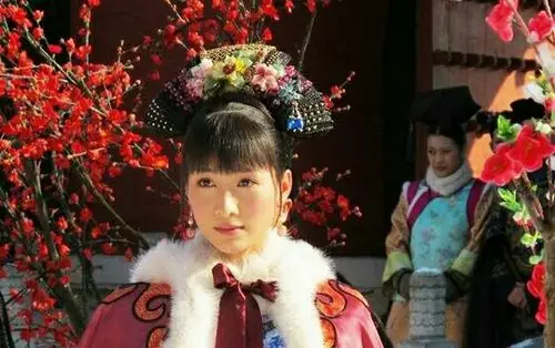 安陵容|小鸟贵人时期装扮,这个旗头出场次数较少,观众留下的印象不深.