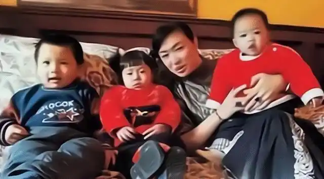 金星与家人聚餐一家人合影温馨儿子帅气逼人