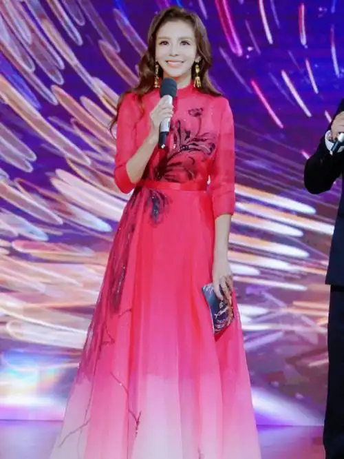 朱迅身着盖娅传说高定礼服主持金鹰节开幕式