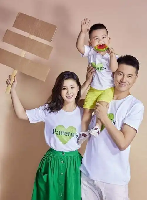 王雷妻子李小萌,晒二胎儿子百天照,哥哥为弟弟插生日蜡烛