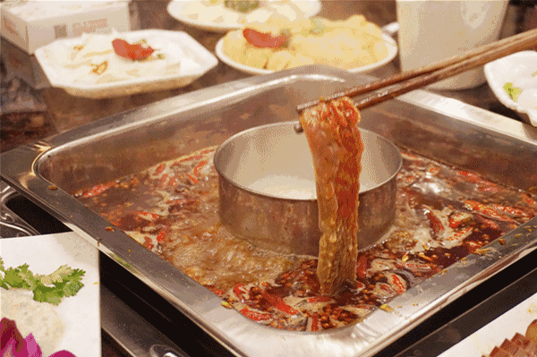 待其变色花刀散开之后就捞起~蘸上酱料,那口感细嫩,滑滑的又脆脆的,要