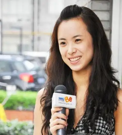 他曾是知名主持人,42岁娶小18岁娇妻,今患怪病娇妻仍不离不弃!