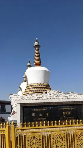 的古建筑群,气势宏伟,寺内的酥油花,壁画和堆绣,被称为"塔尔寺三绝"