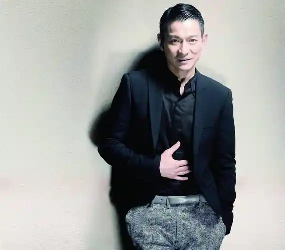 62岁刘德华为父亲举办丧礼!天王嫂朱丽倩公开祭奠_家庭_公众人物_生活