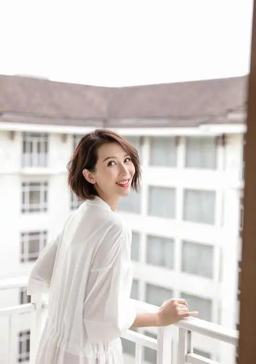 蔡少芬度假太会穿了,蓝色高开叉连衣裙配短裤,46岁美得惊艳