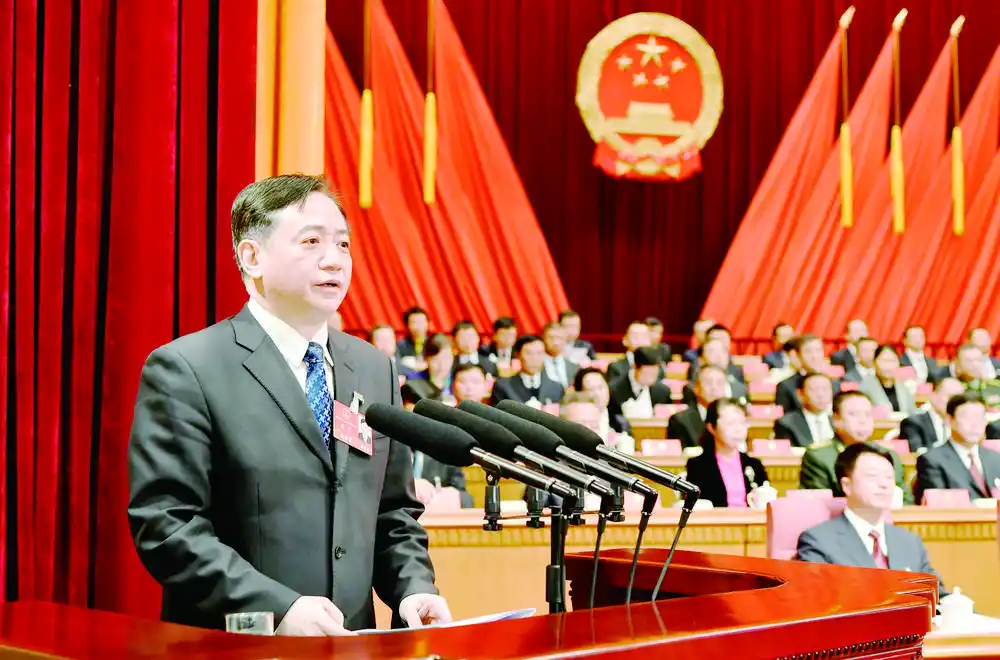 代市长刘忻作政府工作报告.赵大林 摄