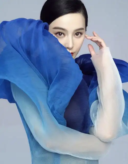 被范冰冰惊艳了穿蓝色渐变包臀裙秀身材曲线太诱人