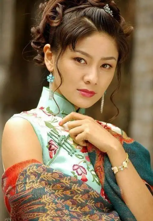 "东北宋仲基"安吉的妈妈胡可,身穿印花旗袍,盘起长发,没想到当年的