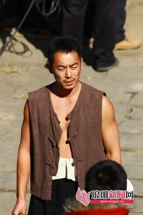 记者探班《红高粱》拍摄现场 朱亚文三拳打了一上午