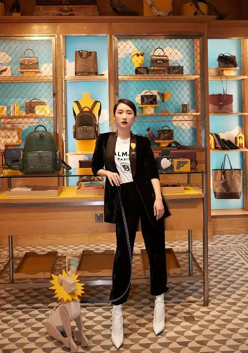 李念穿黑色小西装亮相巴黎大秀,斜偏分发型,英气十足的既视感!