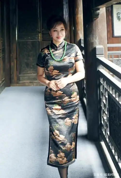 65岁刘晓庆住4000平豪宅,戴硕大的玉葫芦,随便戴个手镯值一亿