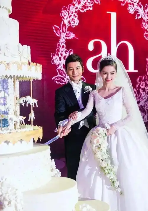 网友偶遇黄晓明杨颖带孩子玩迪士尼,35 岁杨颖穿公主披肩