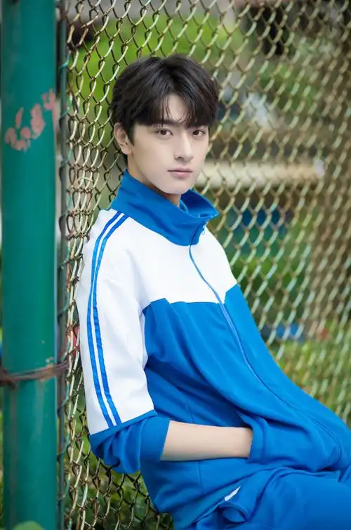 林一校园写真诠释清新校草风