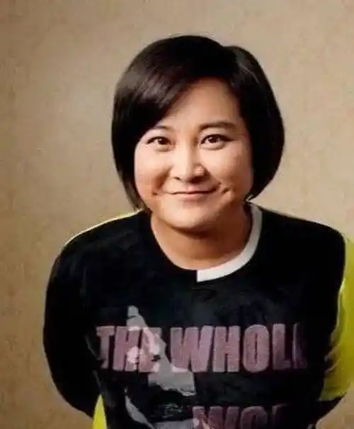 贾玲18岁的时候美得像一朵花,如今又长胖,女神真成女汉子了_冯巩_演出