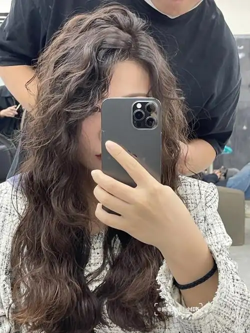 氛围感很好 发根蓬松可以达到头包脸高颅顶效果 细软塌要烫的卷发20和