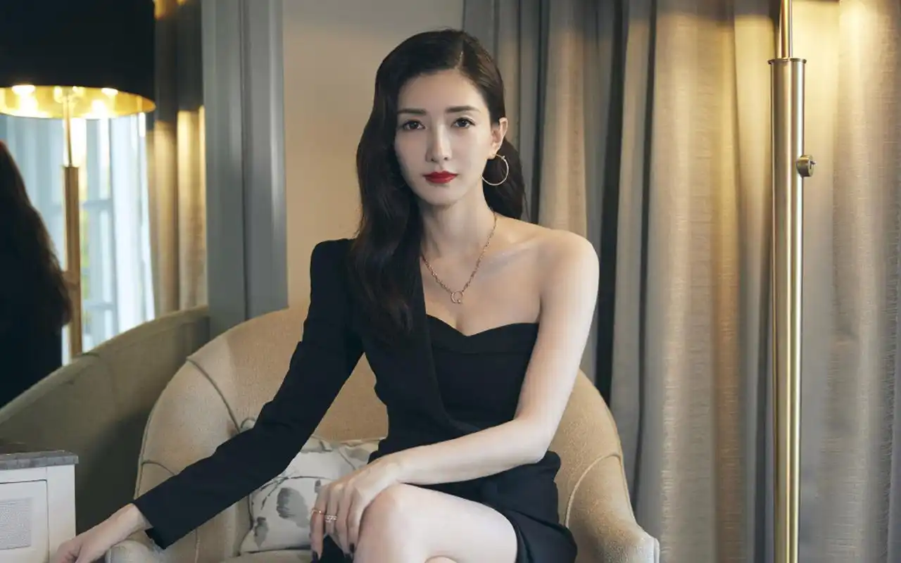 江疏影性感露肩写真桌面壁纸