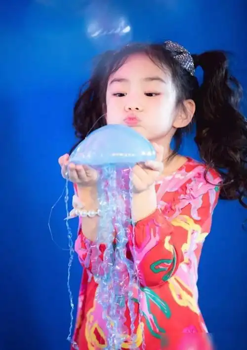 6岁lucky长成了戚薇古灵精怪且镜头感十足天生就是当明星的料