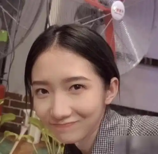 孟美岐22岁素颜状态:离开粉丝滤镜和修图师,沟壑里藏不住的疲惫