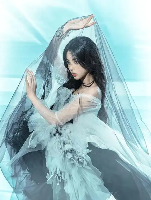 杨超越25岁生日写真曝光!