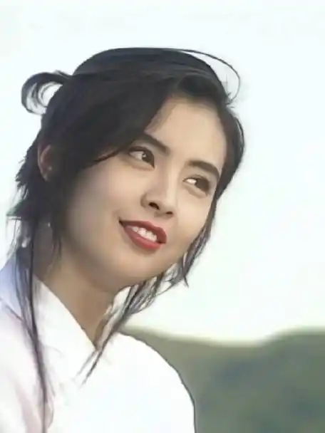 气质清新,眼神里有故事感,声音好听,所以最美不过是王祖贤追剧的微博