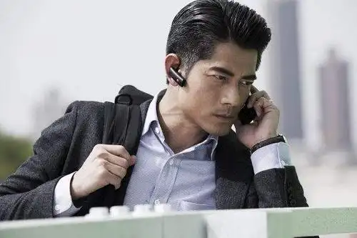 郭富城撞上张艺兴,同样大背头,关掉美颜后,为什么区别明显变大?