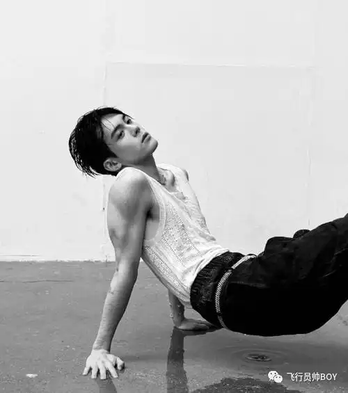 小鲜肉男星曾舜晞想不到衣服下竟藏着不错的肌肉身材