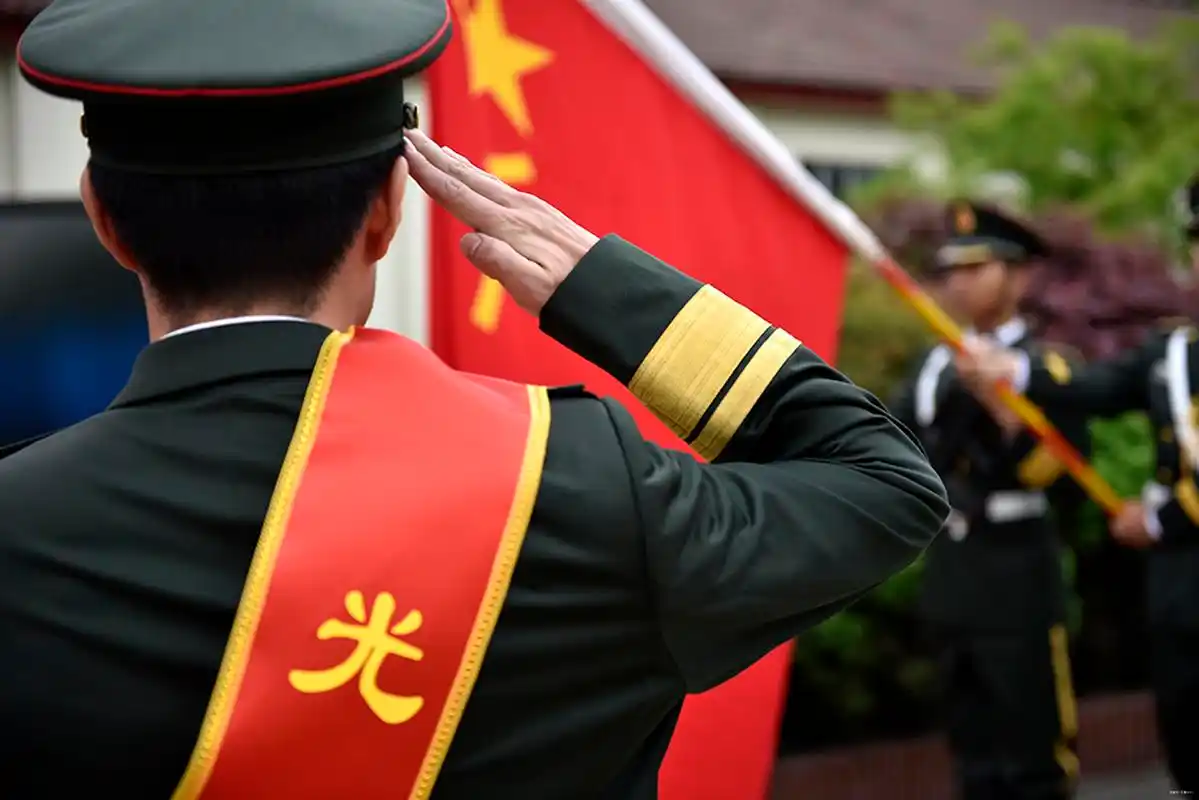 最后一次身着军装向军旗敬礼!