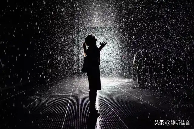 > 10首关于雨的唯美纯音乐,看窗外雨打芭蕉,听屋内余音绕梁坐在窗边