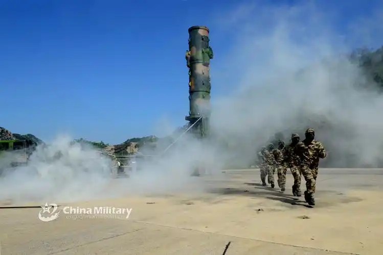 解放军组织东风21a导弹战斗发射演练