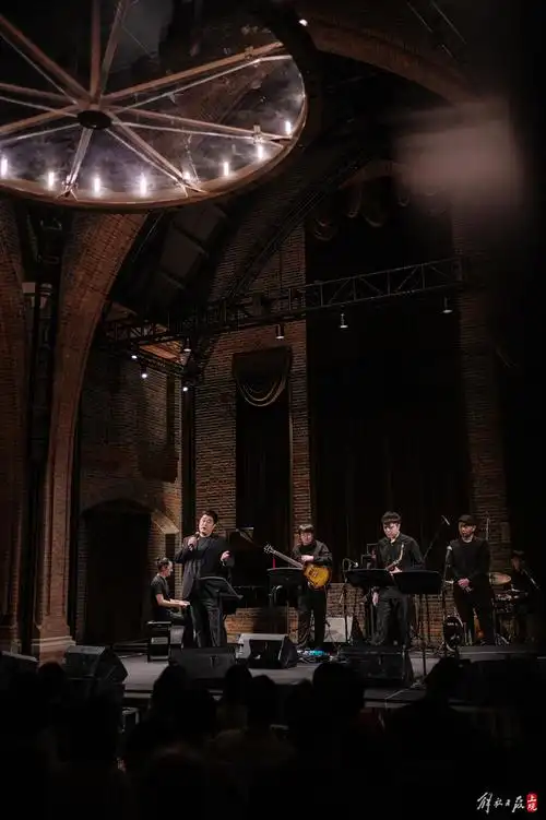 穿上花衬衫,摇起小扇子,两位美声大师沉醉夏日爵士风