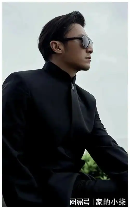 44岁谢霆锋穿新式西装耍酷,不小心暴露鼻毛,显得很邋遢油腻|发型|长