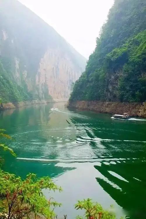 严谨瑰丽,皇家质感 江宽海阔,汩汩流淌 波澜壮阔,气吞山河 磅礴气势