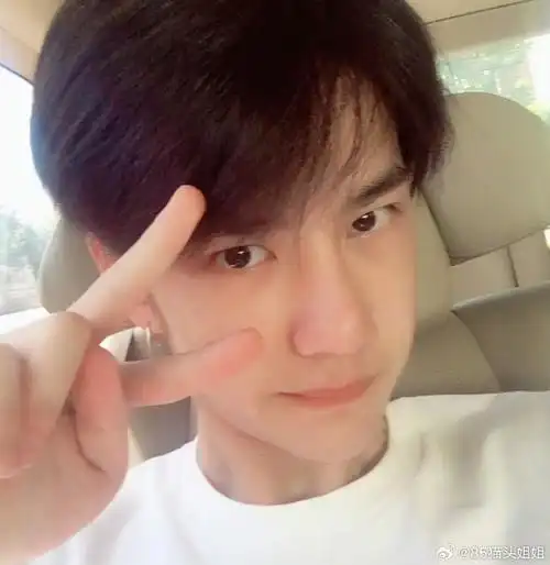 考古继续,自拍找全,王一博的自拍越近越精致,越怼脸越喜欢!#王一博