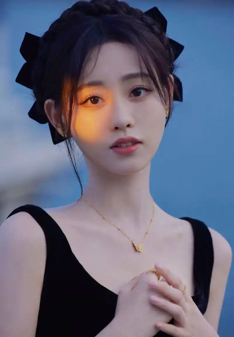 组图:祝绪丹穿低领黑裙漫步海边 身姿窈窕灵动清纯娇美_高清图集_新浪