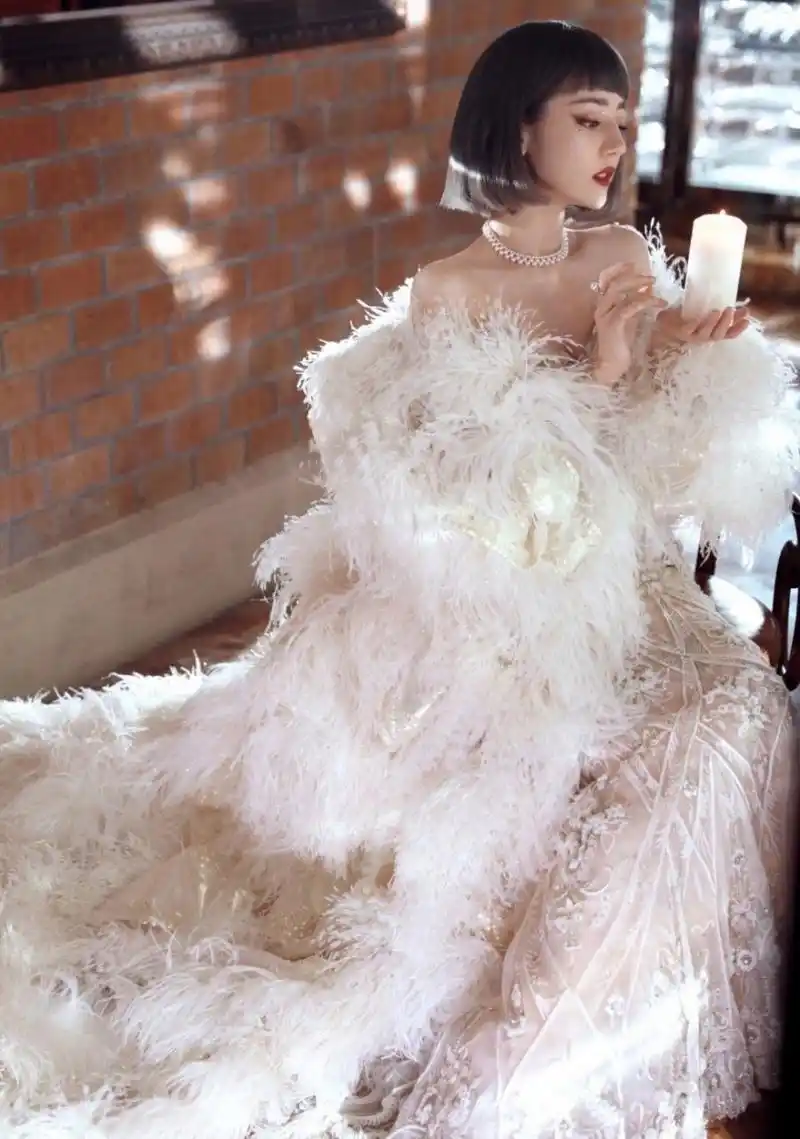 迪丽热巴复古齐刘海短发妆容精致