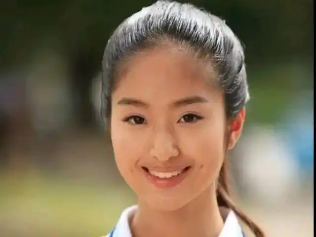 早期照片中的杨采钰没有丝毫的高级气质,发际线线条非常的杂乱,而且