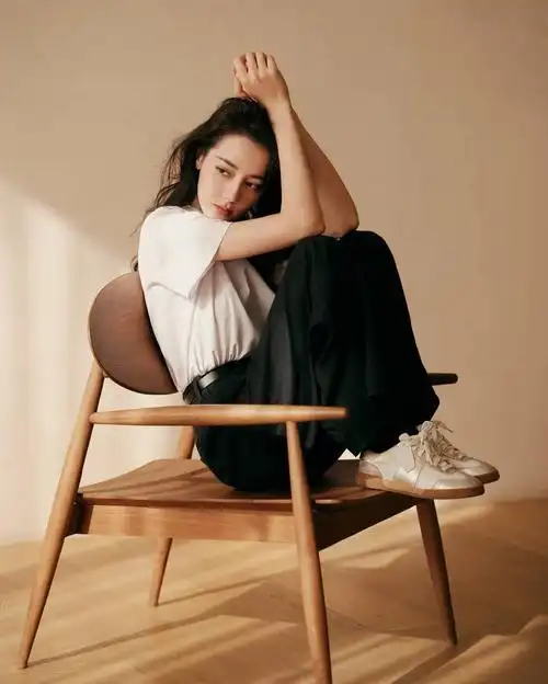 迪丽热巴曝全新写真大片 午后慵懒氛围感十足