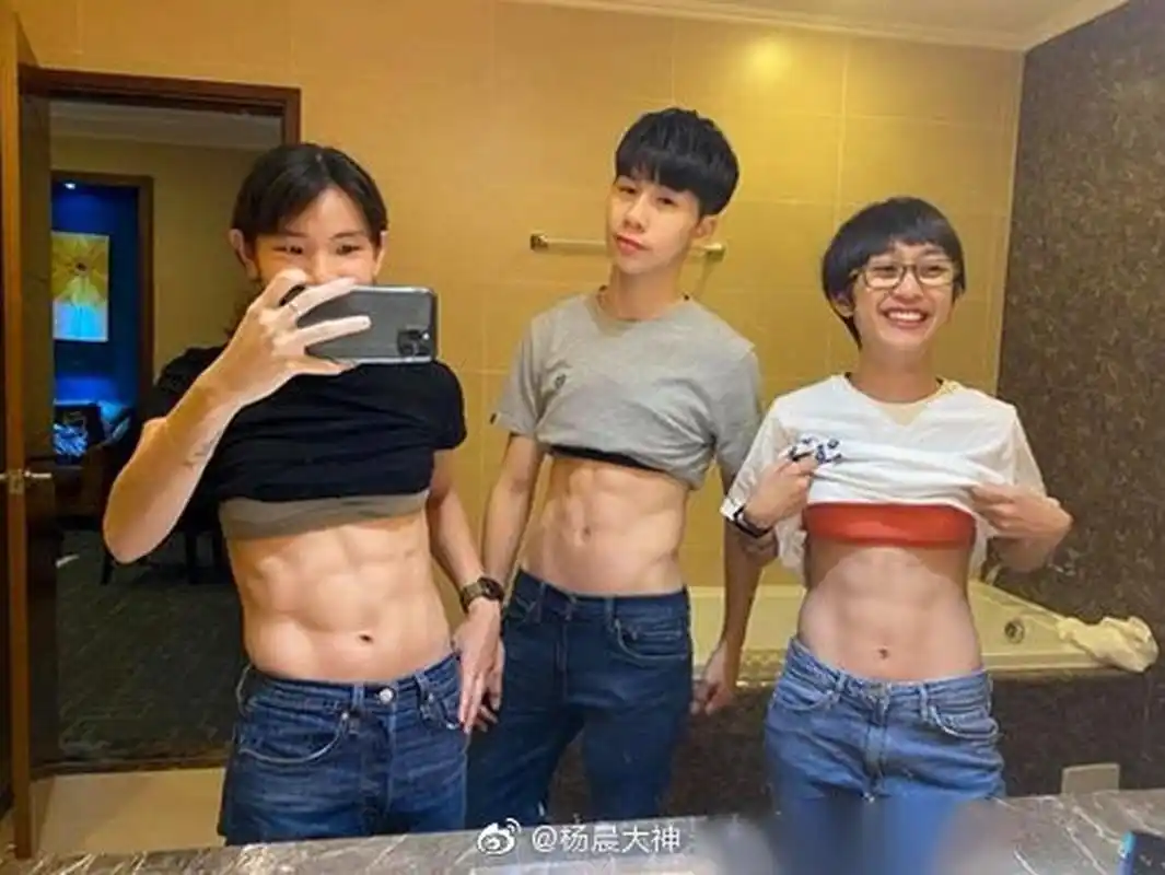 戴资颖这腹肌如何,图中三位都是女性.