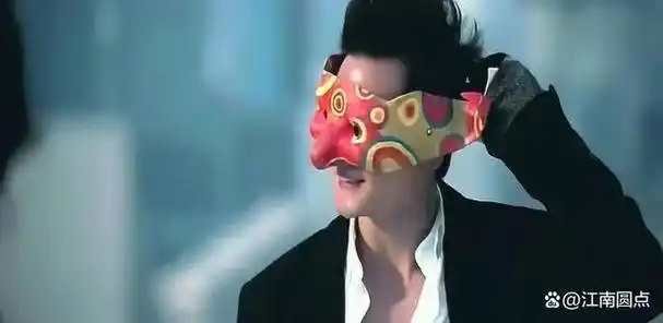 戴面具↓比组枪↓邪魅一笑↓2004年的《新警察故事》中,29岁的吴彦祖