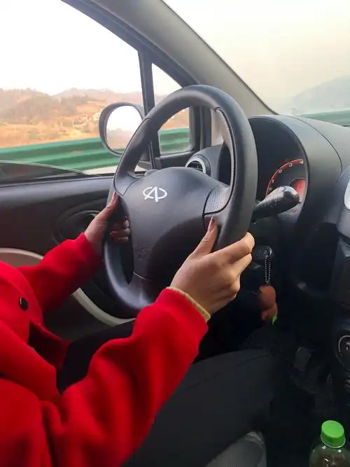 手握方向盘的四姐姐