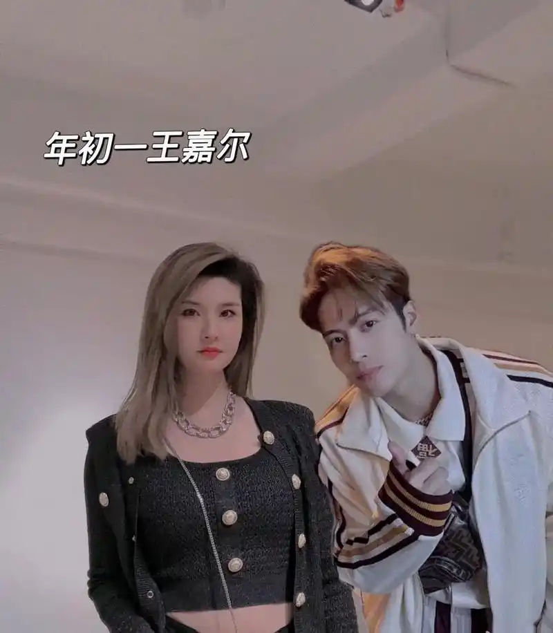 抖音图文来了 我好忙041505#我就皮一下而已 #明星合照 - 抖音