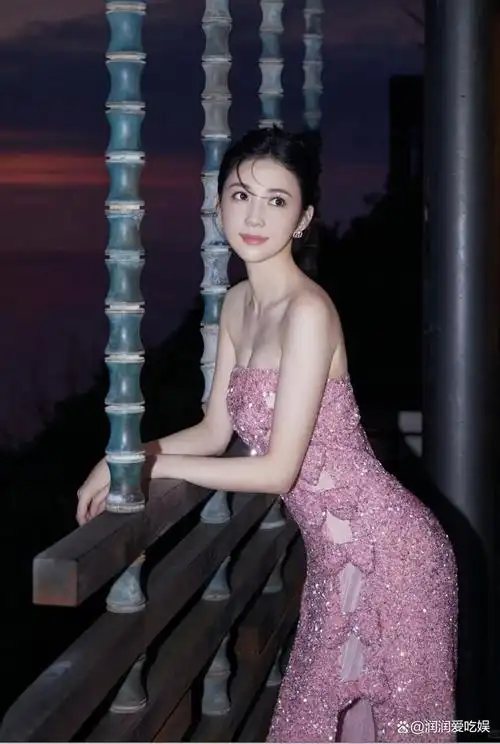 潘玮柏妻子宣云公开多张婚礼现场高清照,四套婚纱尽显"风情"