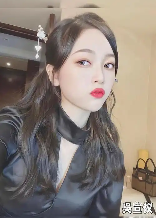 不少明星拍照时喜欢噘嘴,这样显得自己比较可爱,萌萌哒!