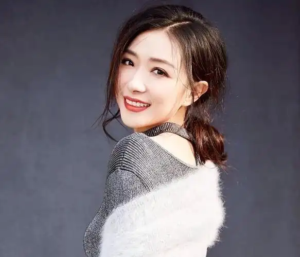 在《裸婚时代》中,万茜展现出对角色的深入理解和真切把握,这是她出色