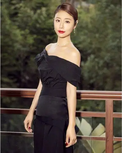 43岁林心如近照曝光身穿黑色连身裤十分性感夺人眼球