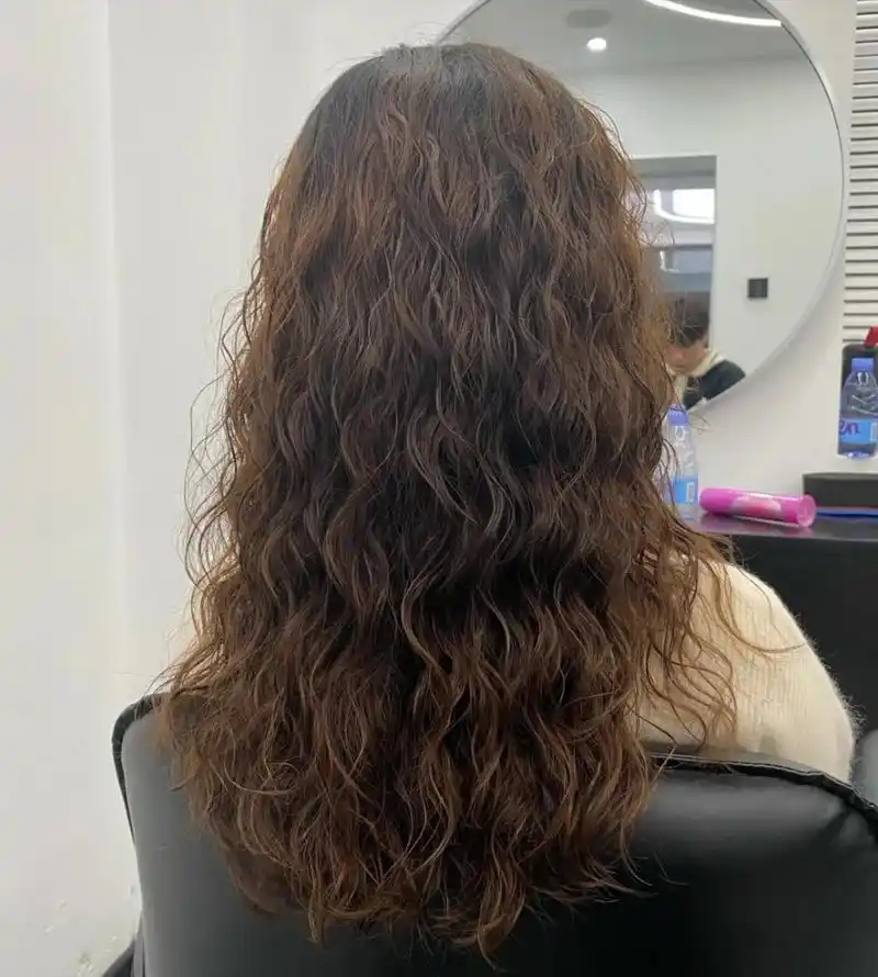 烫发让发量显多中老年人多久烫一次头发合适看这三点就明白