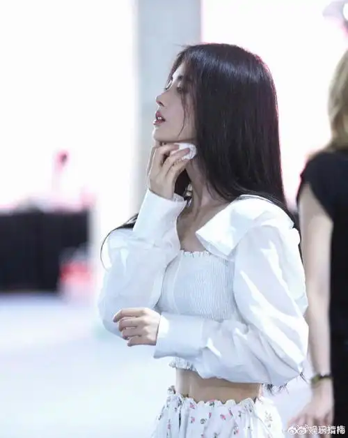鞠婧祎露腰马甲线##鞠婧祎衬衫好短