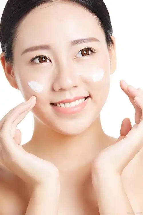 为什么面部补水保湿,不建议使用补水喷雾呢?